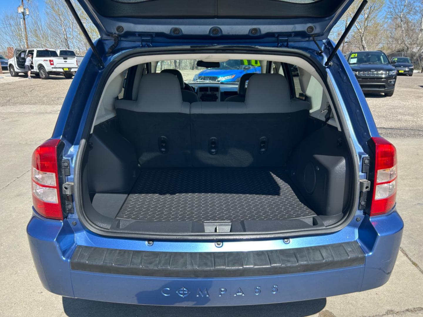 2007 /Gray JEEP COMPASS SPORT (1J8FF47W17D) with an 2.4L engine, 5-Speed Manual transmission, located at 3030 CY Ave, Casper, WY, 82604, (307) 265-3830, 42.827816, -106.357483 - Photo#4